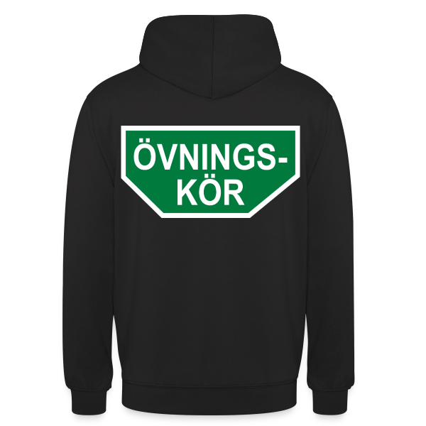 Svart hoodie med grön ÖVNINGSKÖR-skylt på ryggen